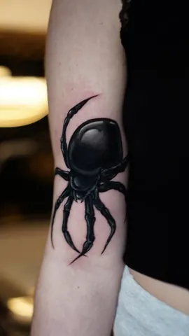 Fotografia real de un tatuaje blackwork