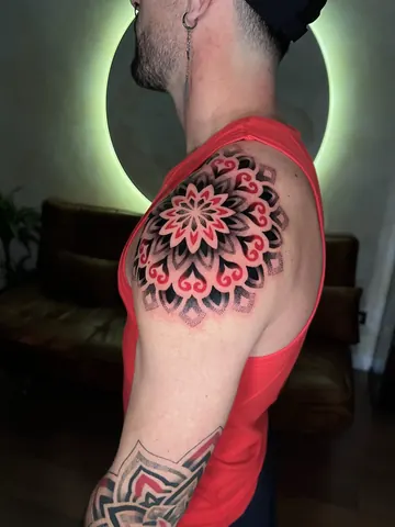 Fotografia real de un tatuaje dotwork o puntillismo