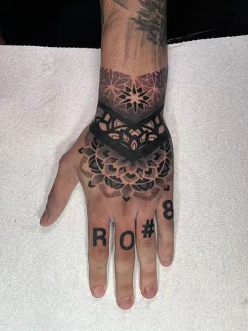 Fotografia real de un tatuaje dotwork o puntillismo