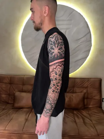 Fotografia real de un tatuaje dotwork o puntillismo