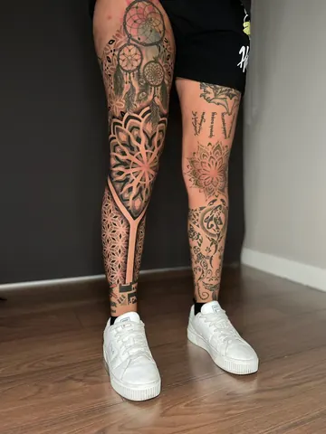 Fotografia real de un tatuaje dotwork o puntillismo