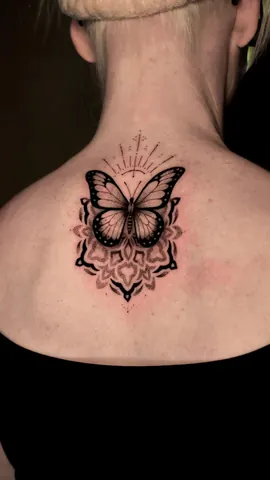 Fotografia real de un tatuaje dotwork o puntillismo