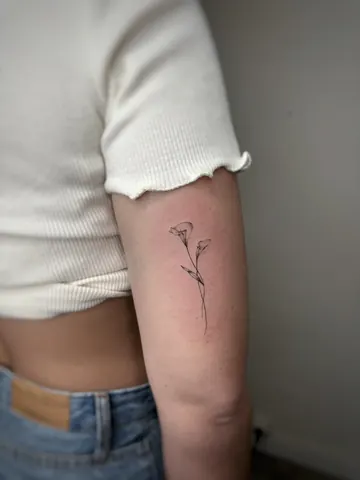 Fotografia real de un tatuaje fine line
