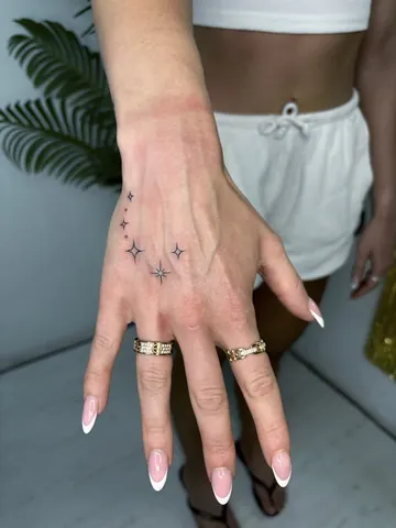 Fotografia real de un tatuaje fine line