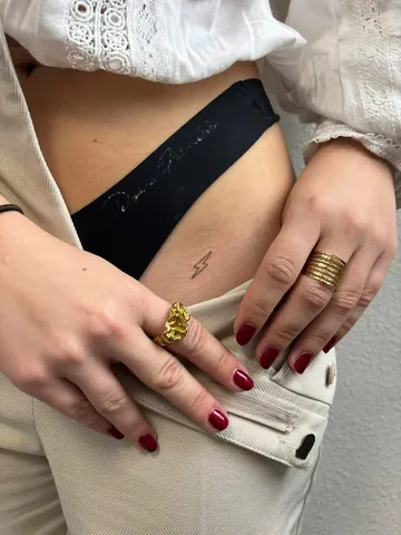 Fotografia real de un tatuaje fine line