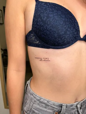 Fotografia real de un tatuaje fine line