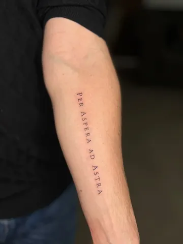 Fotografia real de un tatuaje fine line