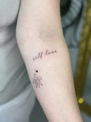 Fotografia real de un tatuaje fine line