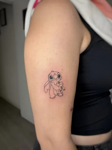 Fotografia real de un tatuaje fine line