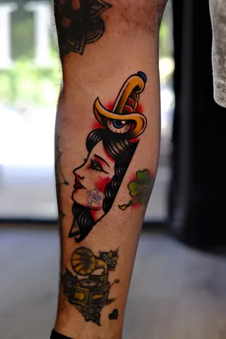 Fotografia real de un tatuaje neo-tradicional