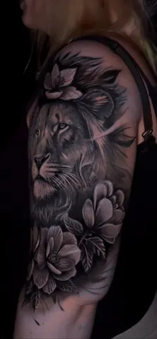 Fotografia real de un tatuaje realista
