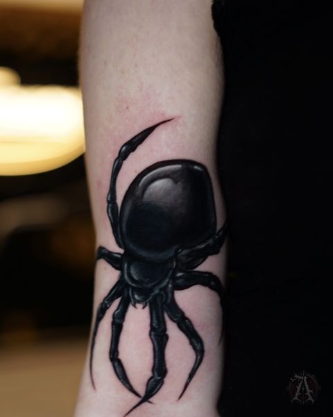 Tatuaje de araña viuda negra en el brazo, blackwork en negro y gris