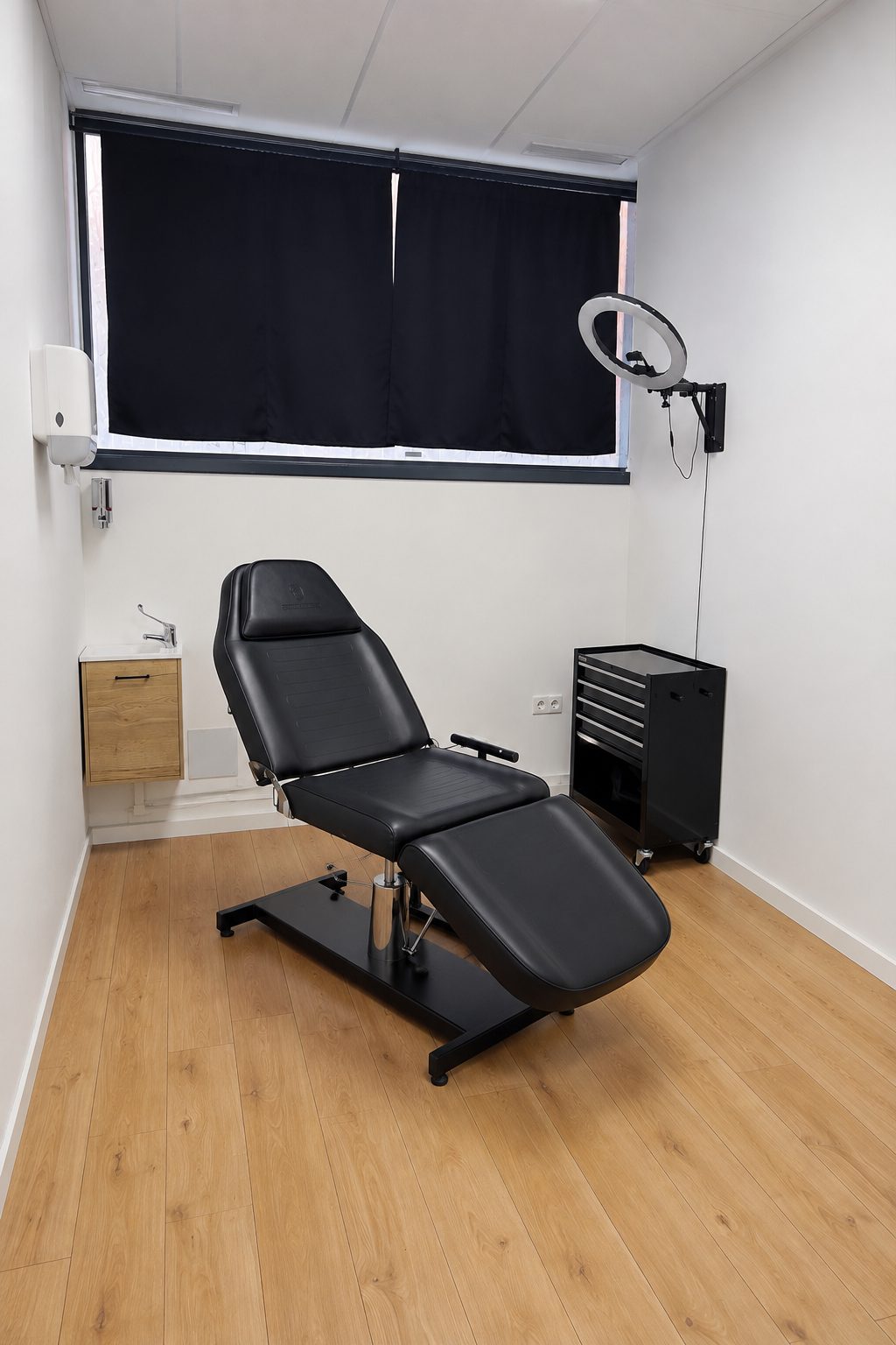 Cabina 4 del estudio Arkadia: camilla profesional, aro de luz y mueble de trabajo