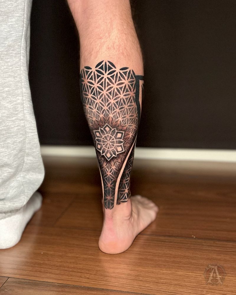 Tatuaje dotwork de composición geométrica en la pierna, puntillismo en negro