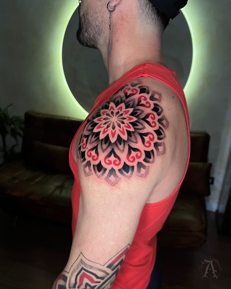 Tatuaje dotwork de mandala floral en el hombro, puntillismo con color
