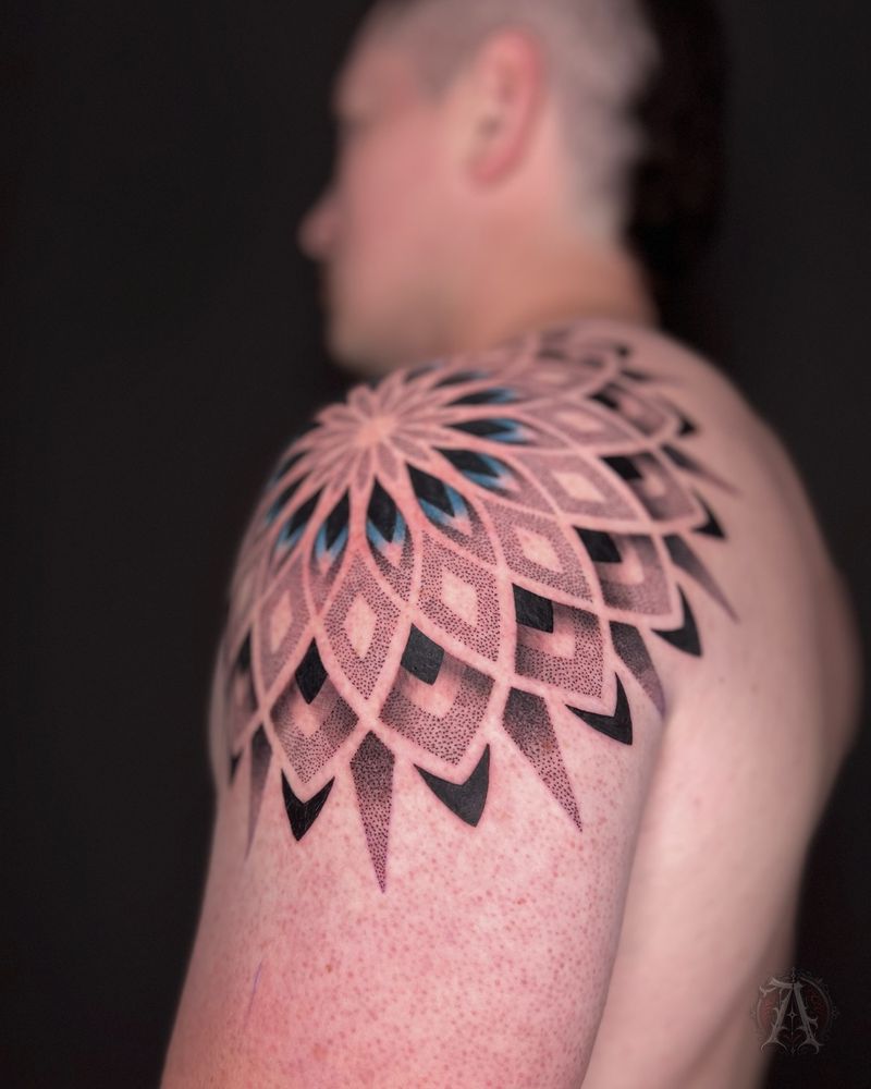 Tatuaje dotwork de mandala floral en hombro y espalda alta, puntillismo en negro