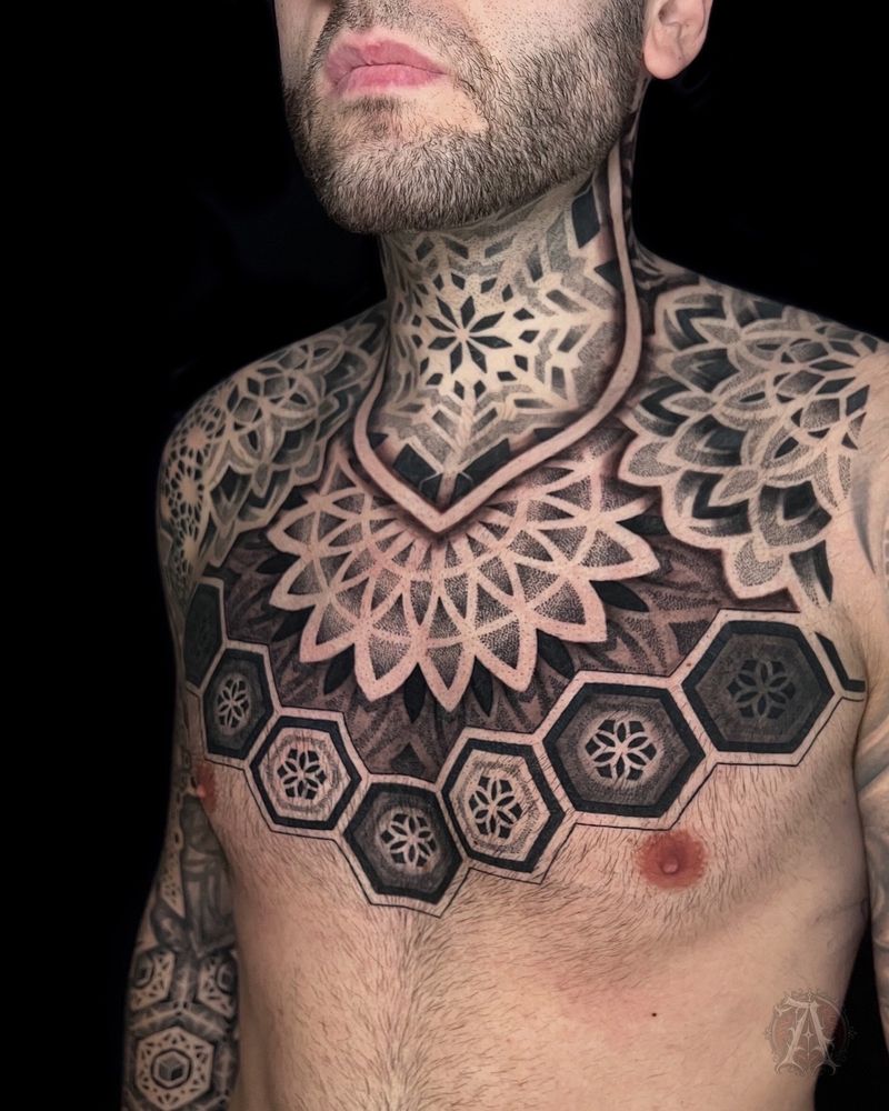 Tatuaje dotwork de mandala geométrico en pecho y cuello, puntillismo en negro
