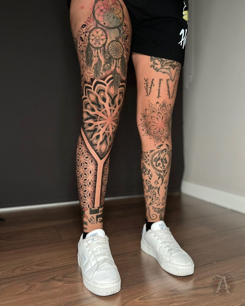 Tatuaje dotwork de composición geométrica completa en pierna completa, puntillismo en negro