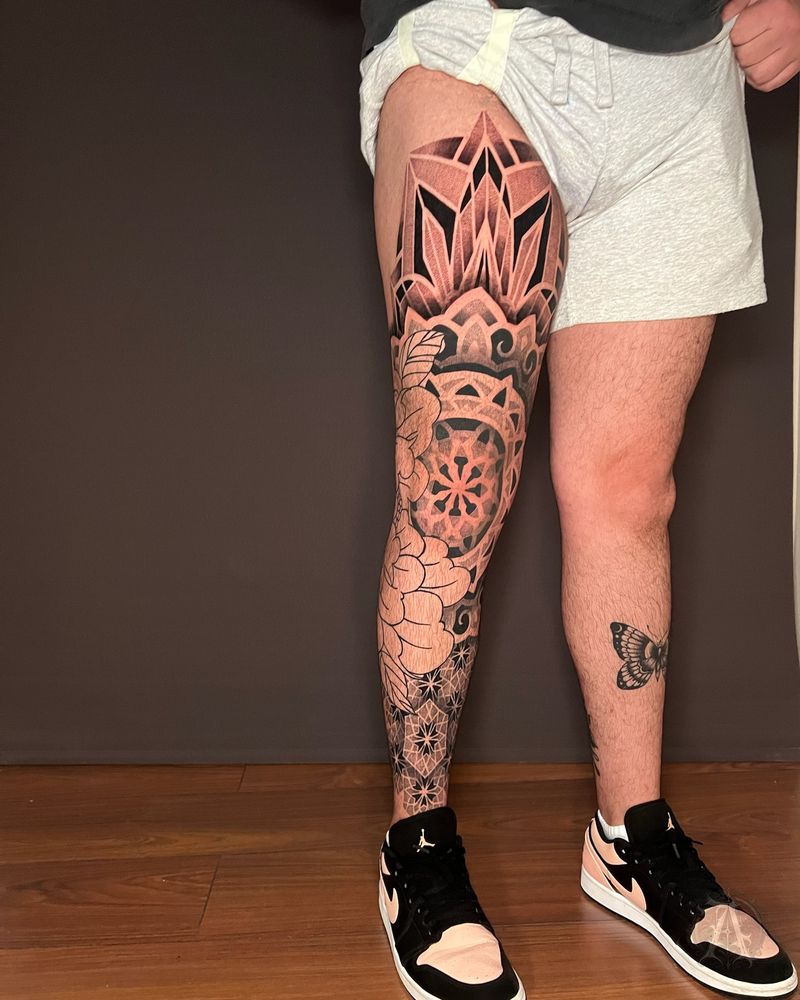 Tatuaje dotwork de mandalas en cadena en la pierna, puntillismo en negro
