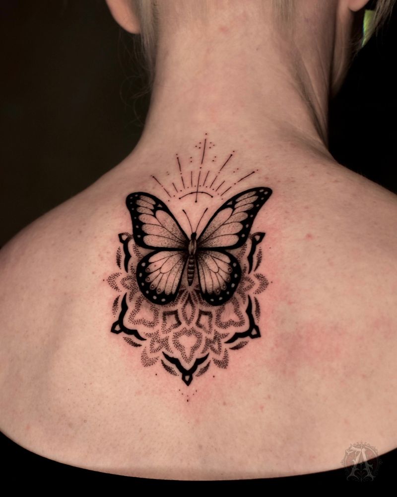 Tatuaje dotwork de mariposa geométrica en la nuca, puntillismo en negro