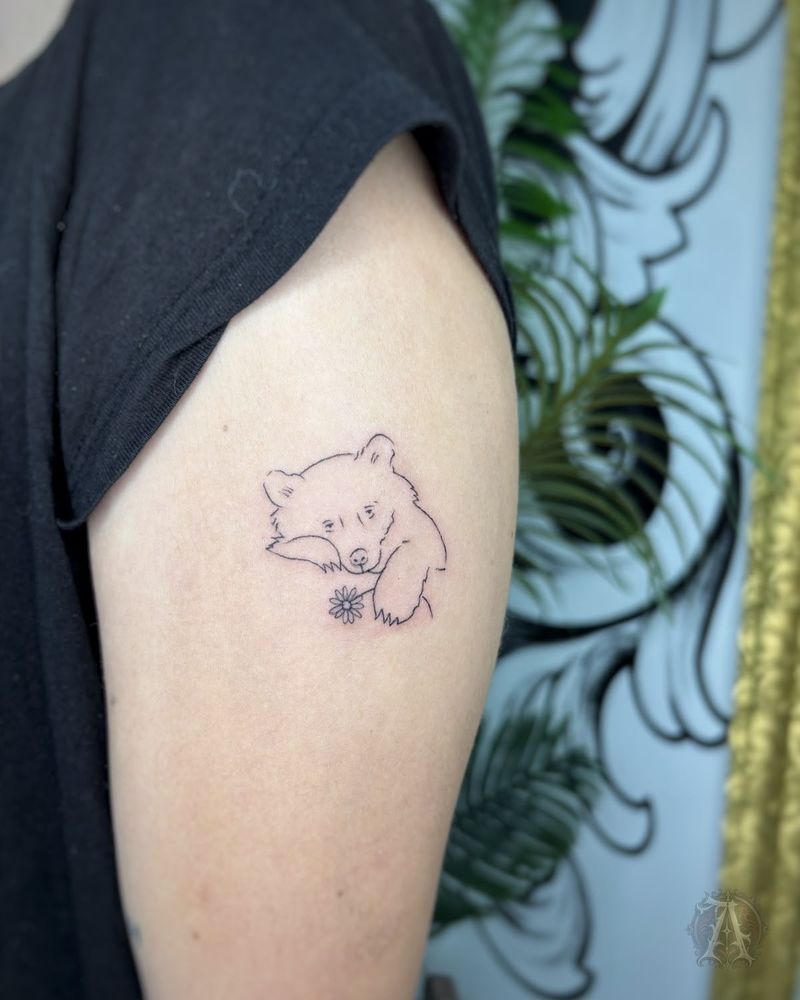 Tatuaje de abeja en el brazo, fine line en negro y gris
