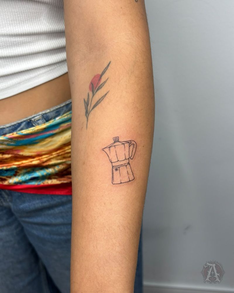 Tatuaje de cafetera italiana y flor en el brazo, fine line en negro y gris