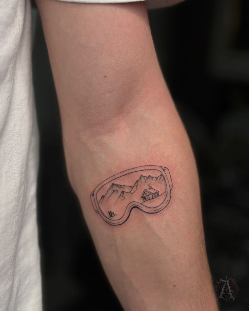 Tatuaje de paisaje dentro de un corazón en el brazo, fine line en negro y gris