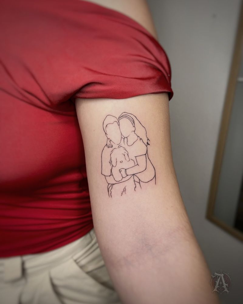 Tatuaje de retrato familiar en el brazo, fine line en negro y gris