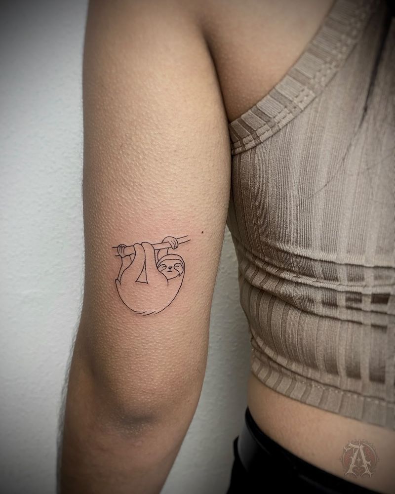 Tatuaje de flor de tallo largo en el brazo, fine line en negro y gris
