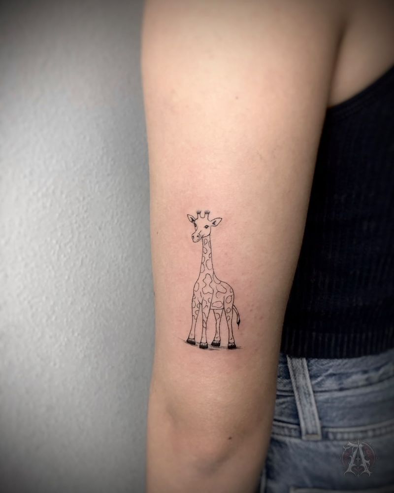 Tatuaje de jirafa en el brazo, fine line en negro y gris