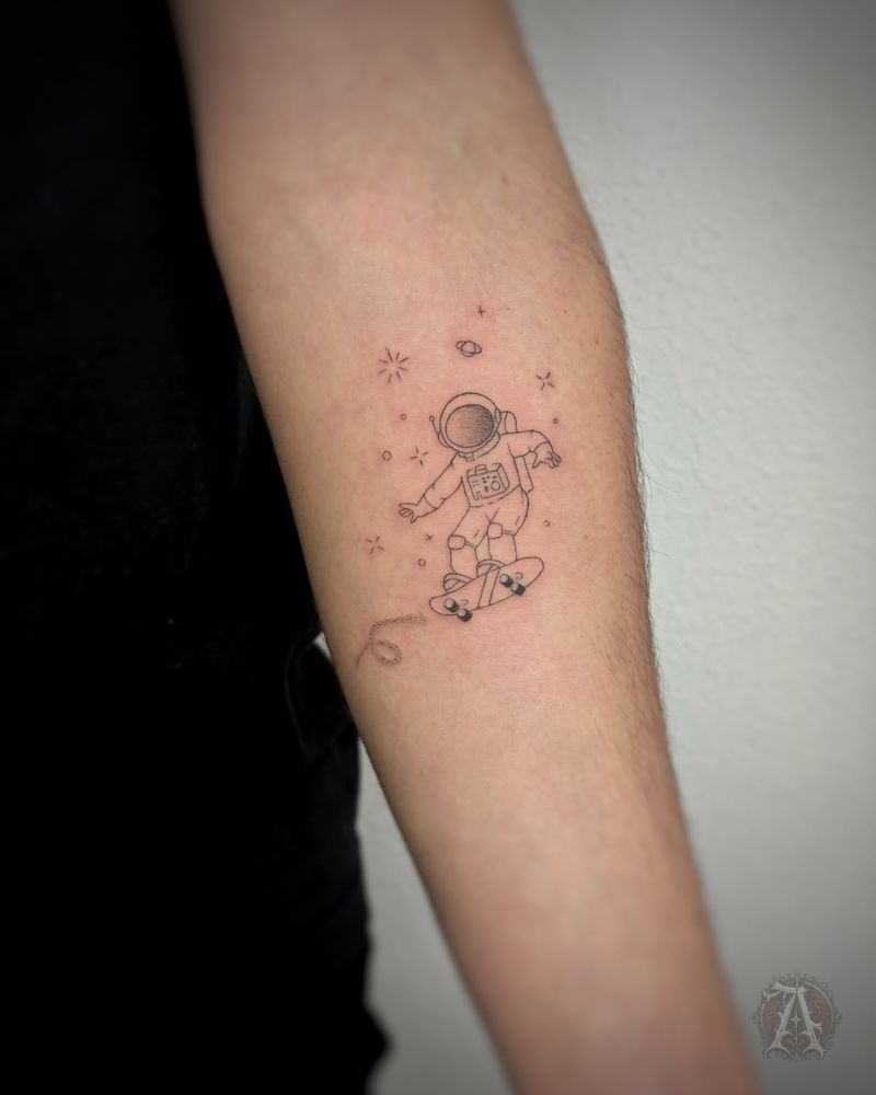 Tatuaje de leopardo y símbolo químico en el antebrazo, fine line en negro y gris