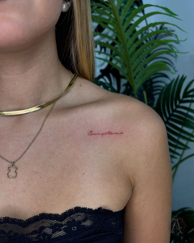 Tatuaje de palabra manuscrita en la clavícula, fine line en negro y gris