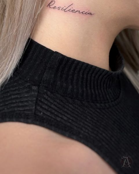Tatuaje de palabra manuscrita en el cuello, fine line en negro y gris