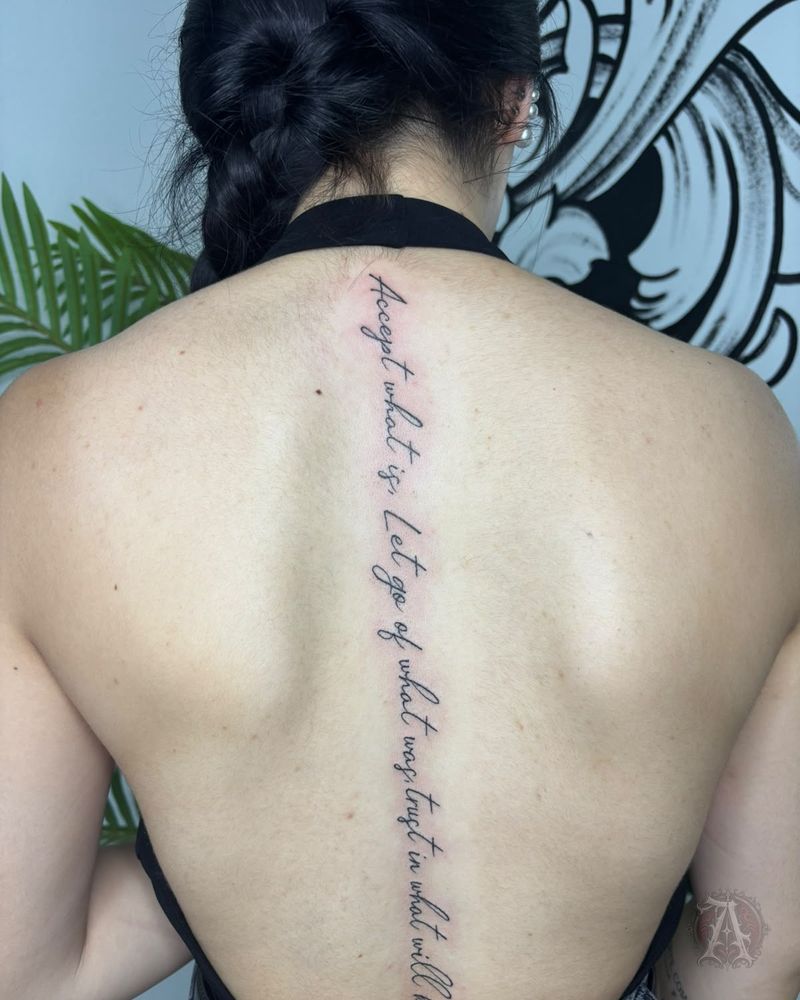 Tatuaje de frase manuscrita en la espalda, fine line en negro y gris