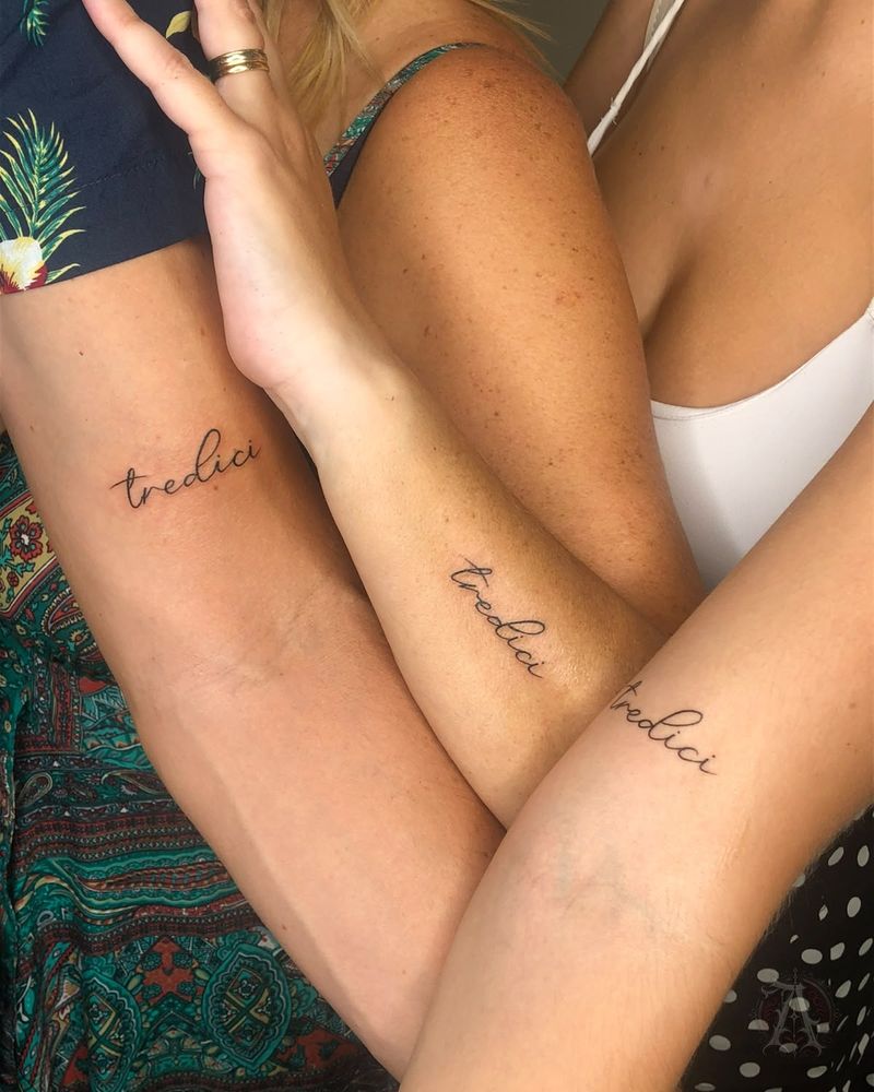 Tatuaje de lettering a juego en dos brazos en el antebrazo, fine line en negro y gris