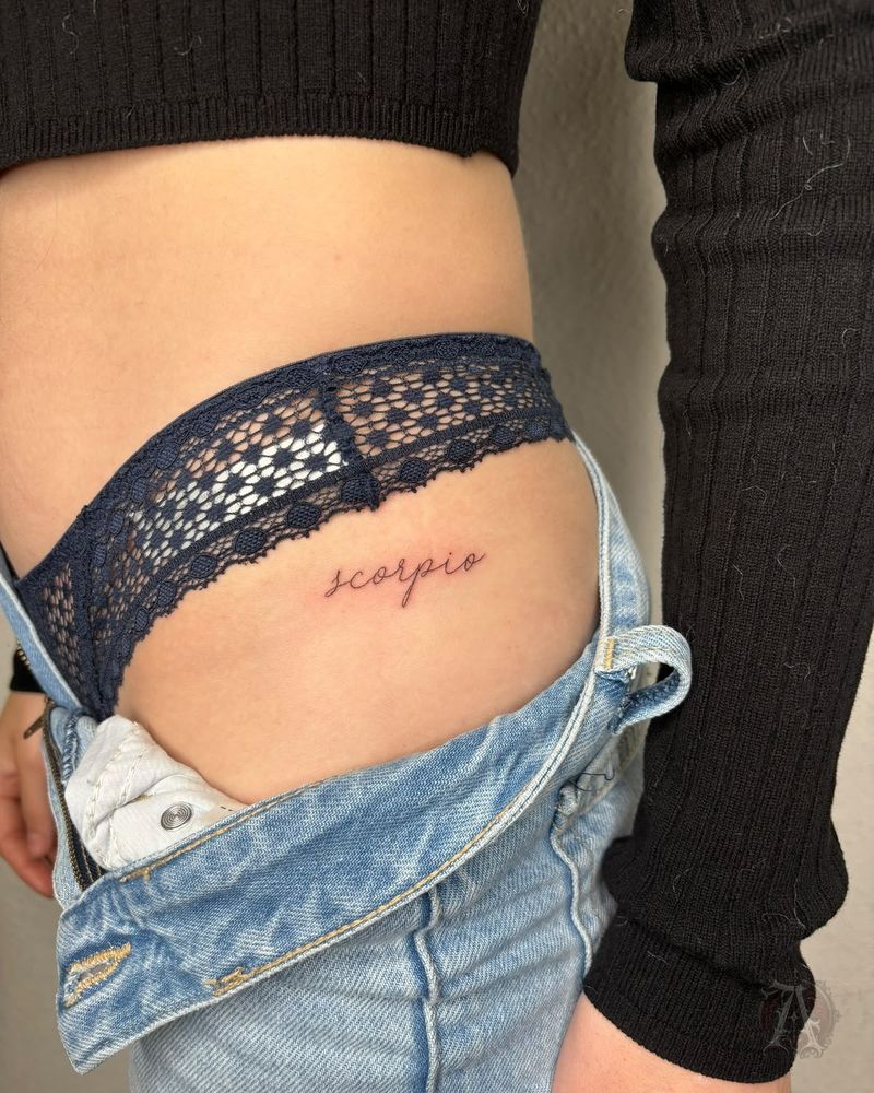Tatuaje de signo zodiacal manuscrito en la cadera, fine line en negro y gris