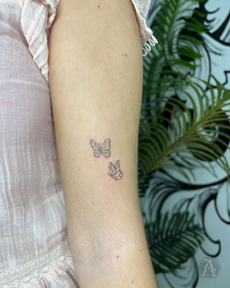 Tatuaje de dos mariposas en el brazo, fine line en negro y gris