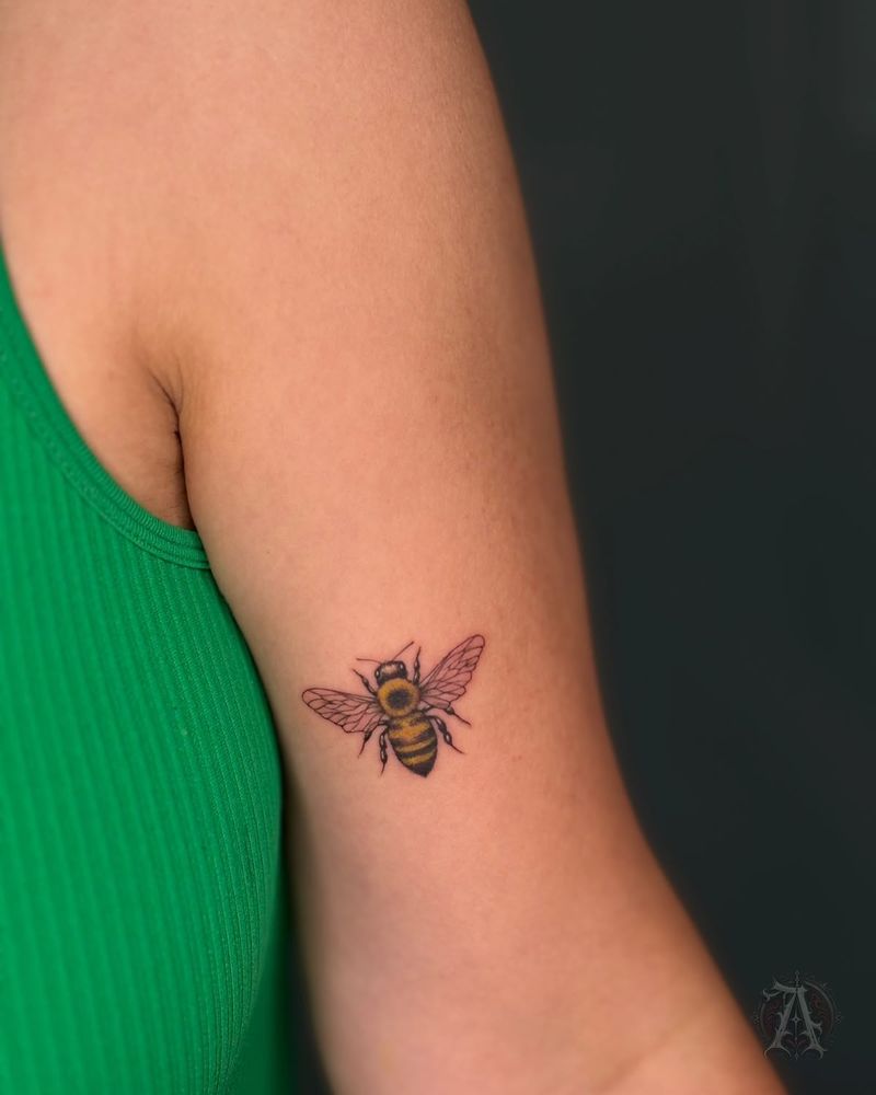 Tatuaje de panda y puntillismo en el brazo, fine line en negro y gris