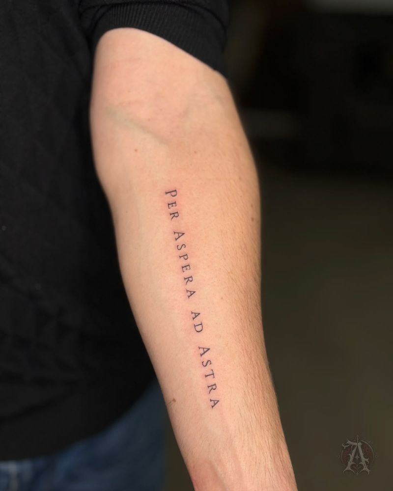 Tatuaje de per aspera ad astra en el antebrazo, fine line en negro y gris