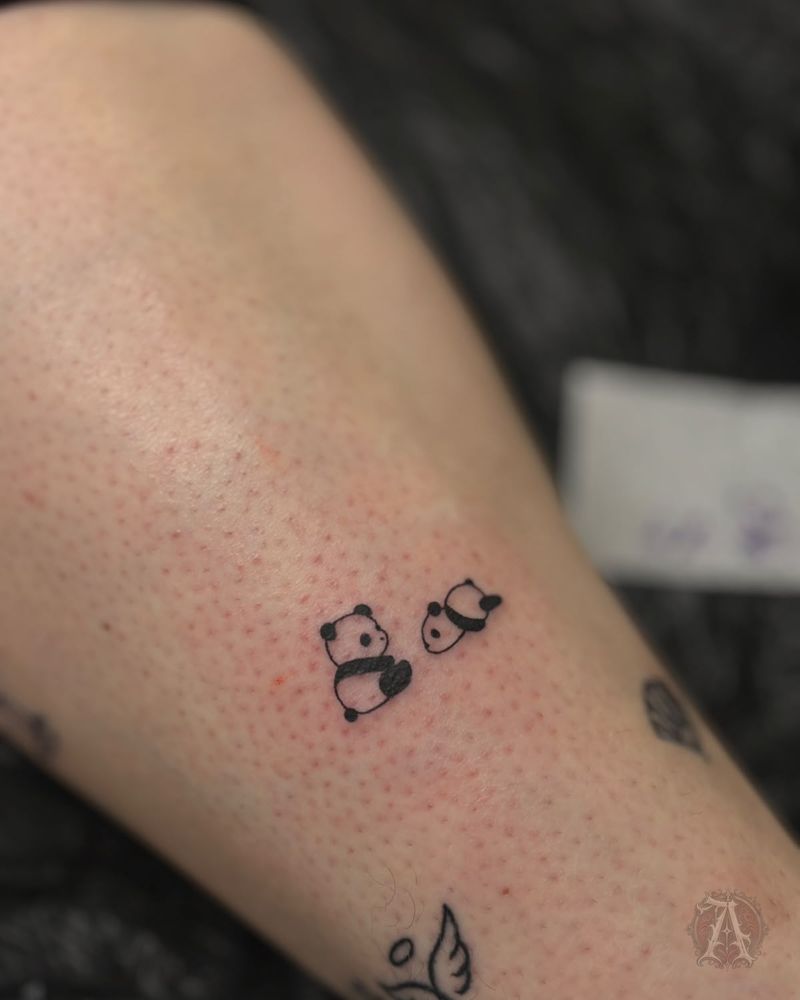 Tatuaje de perezoso en el costado, fine line en negro y gris