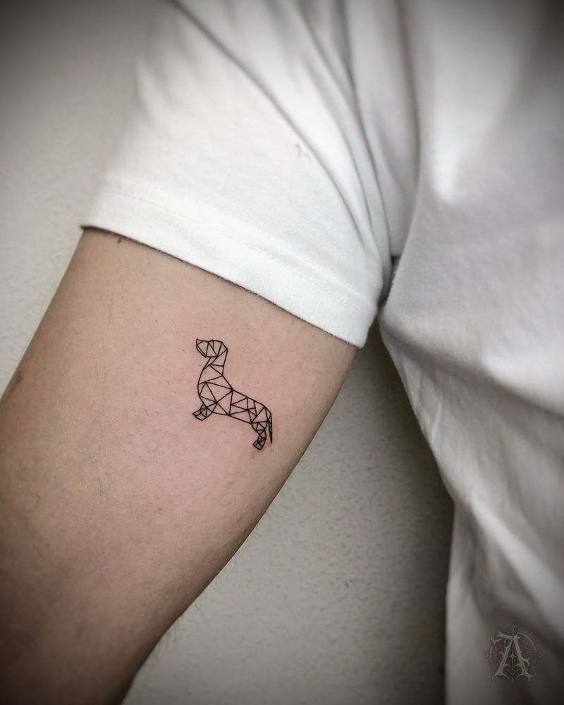 Tatuaje de perro en el brazo, fine line en negro y gris