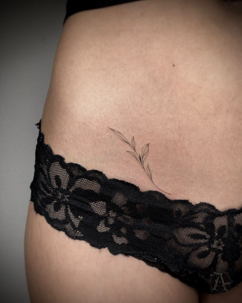 Tatuaje de rama fina en la cadera, fine line en negro y gris