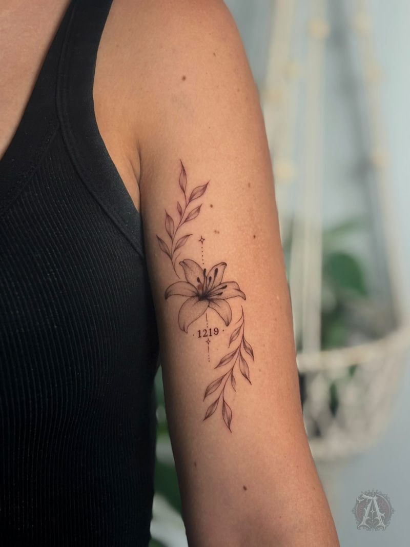 Tatuaje de rama floral alargada en el brazo, fine line en negro y gris