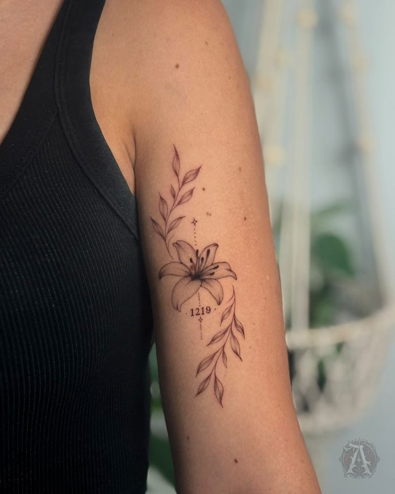 Tatuaje de rama floral alargada en el brazo, fine line en negro y gris