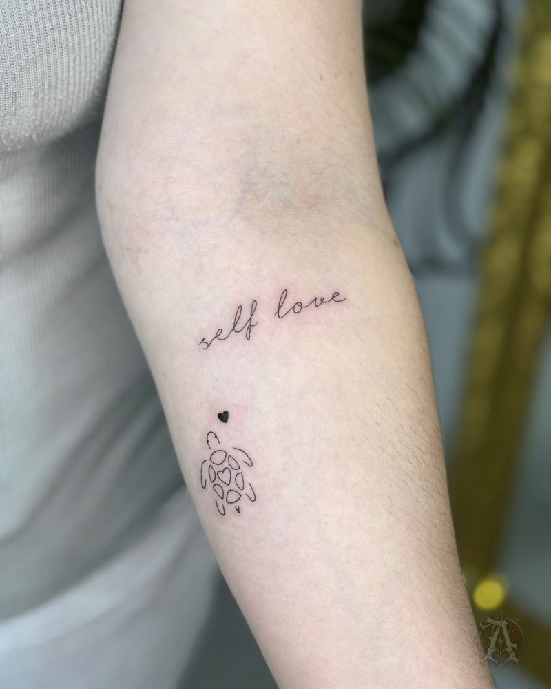 Tatuaje de self love y tortuga en el antebrazo, fine line en negro y gris
