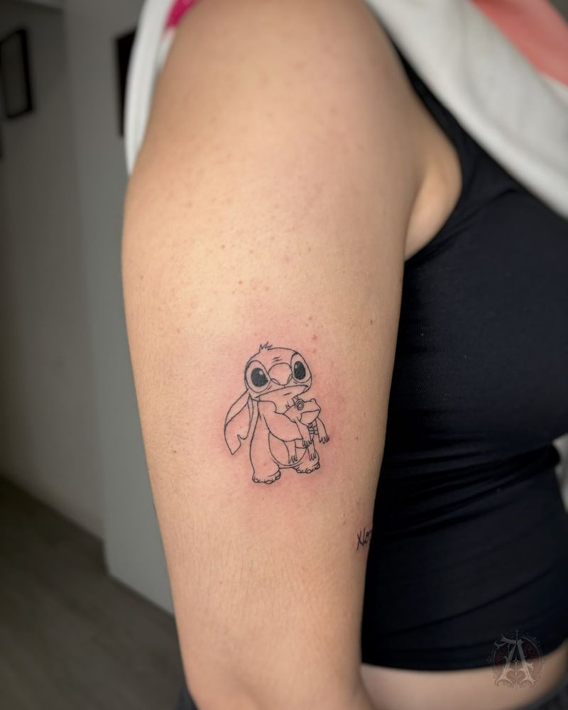 Tatuaje de personaje en línea fina con color en el brazo, fine line con color