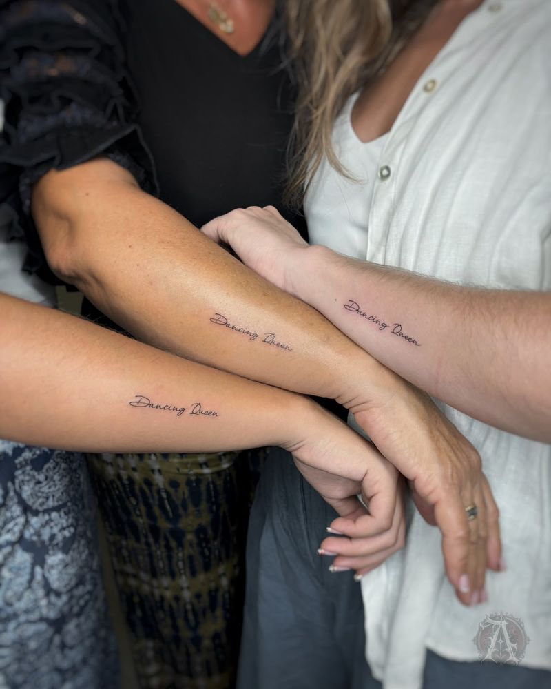 Tatuaje de lettering a juego en el antebrazo, fine line en negro y gris