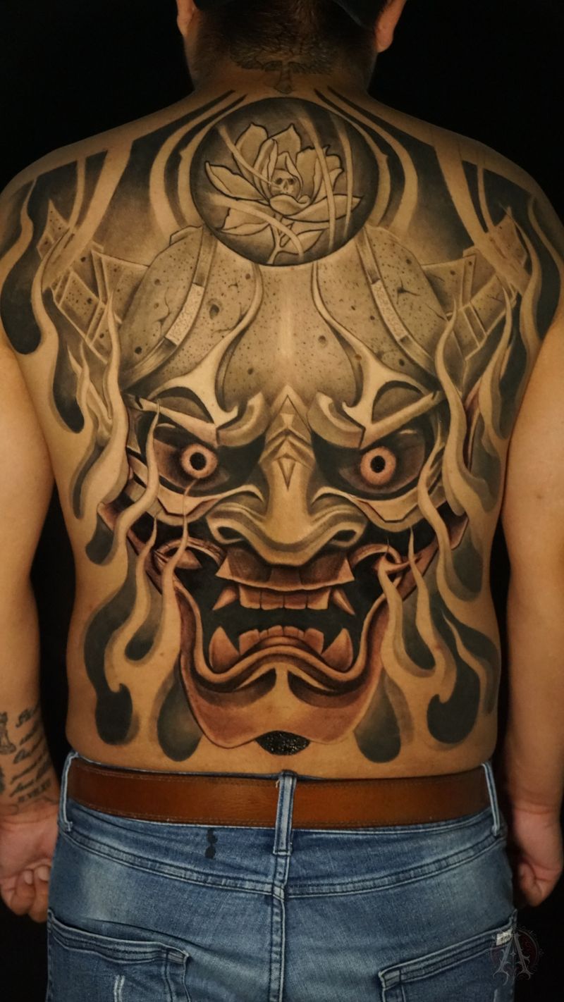 Tatuaje de máscara japonesa entre llamas en espalda completa, japonés con color