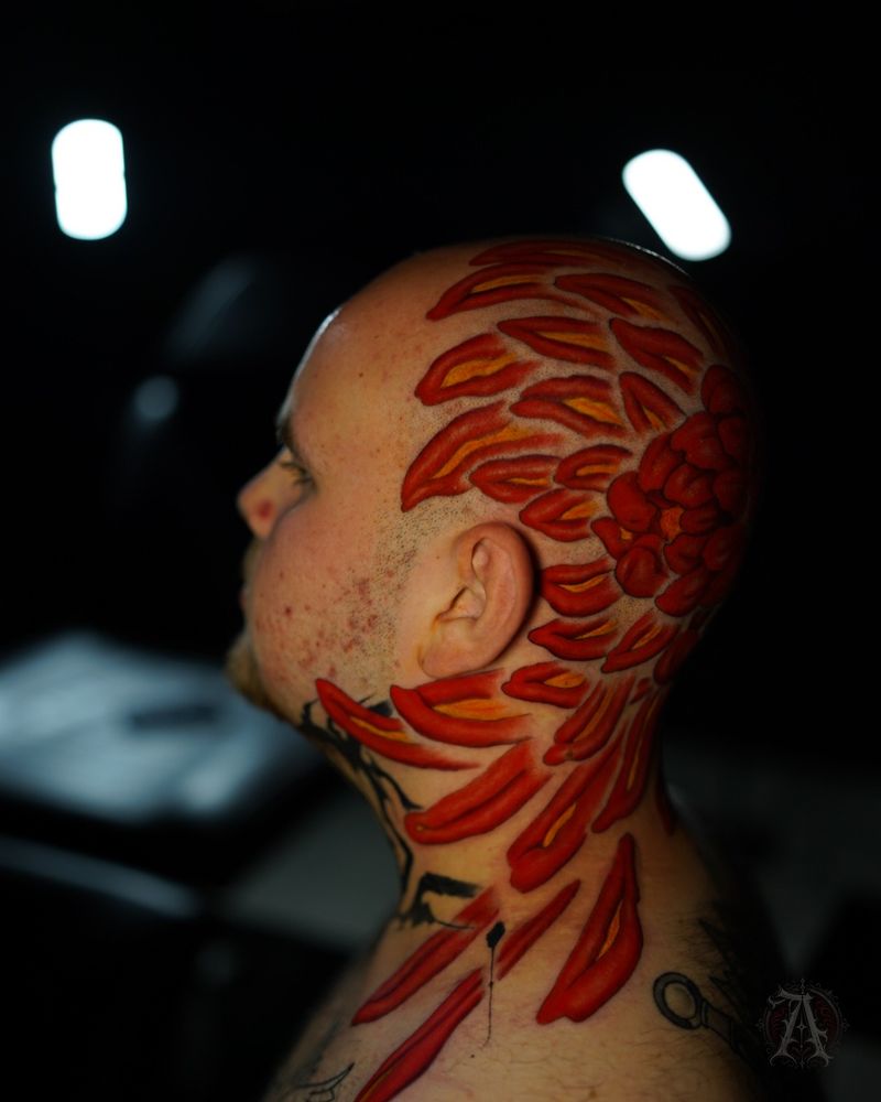 Tatuaje de crisantemos en rojo, perfil en la cabeza, japonés con color