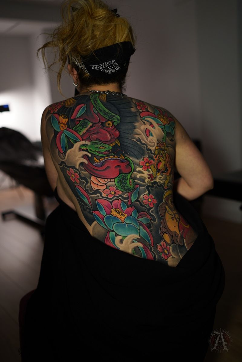 Tatuaje de composición japonesa a color en la espalda, japonés con color